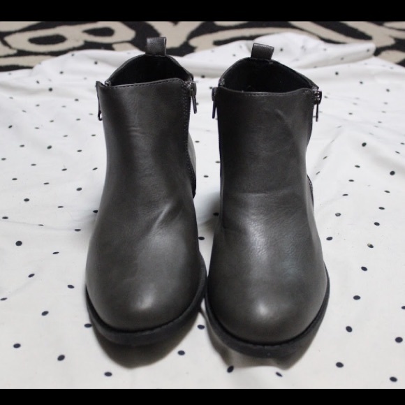 GRAY FAUX LEATHER ANKLE BOOTIES - Picture 3 of 5